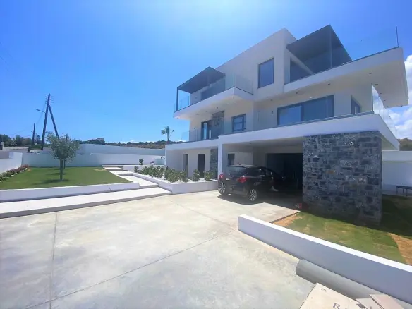 6-bedroom Villa In Chersonisos, Greece (268 M²)