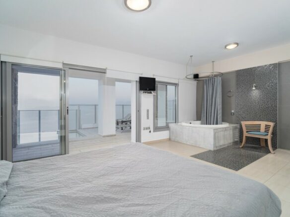 4-bedroom Villa In Agios Nikolaos, Greece (280 M²)