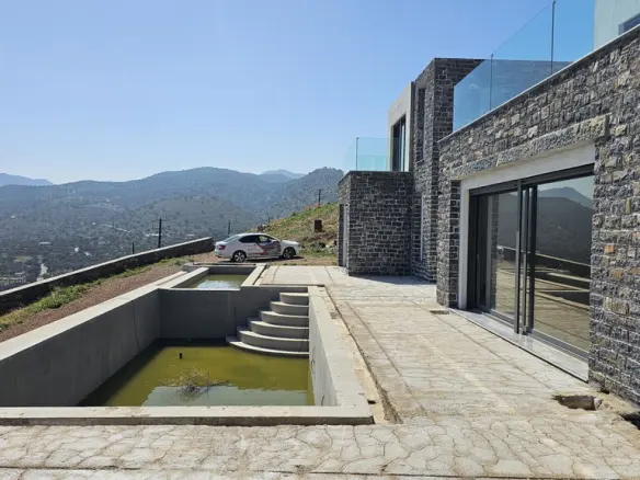 2-bedroom Villa In Agios Nikolaos, Greece (197 M²)