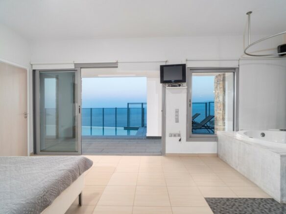 4-bedroom Villa In Agios Nikolaos, Greece (280 M²)