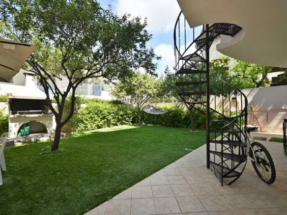 4-bedroom Detached House In Voula, Greece (304 M²)