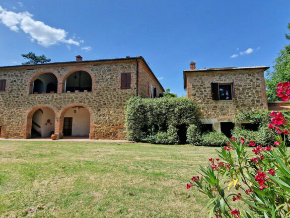 C1405 Farmhouse With Pool And Land Located In The Tuscan Countryside