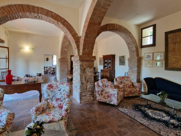 C1463 Historic Luxury Villa In Siena, Tuscany With Modern Amenities