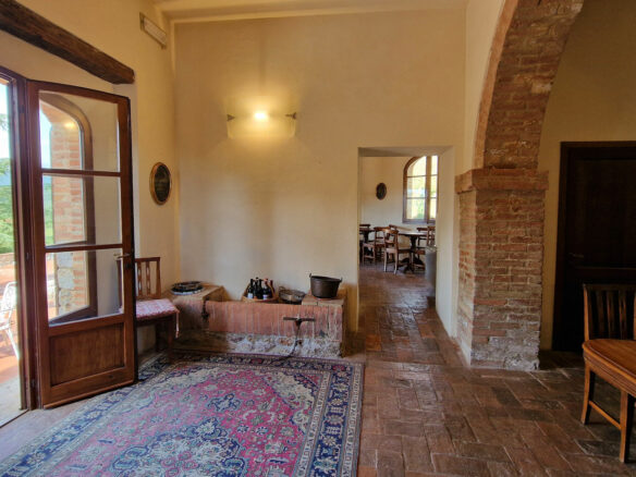 C1463 Historic Luxury Villa In Siena, Tuscany With Modern Amenities
