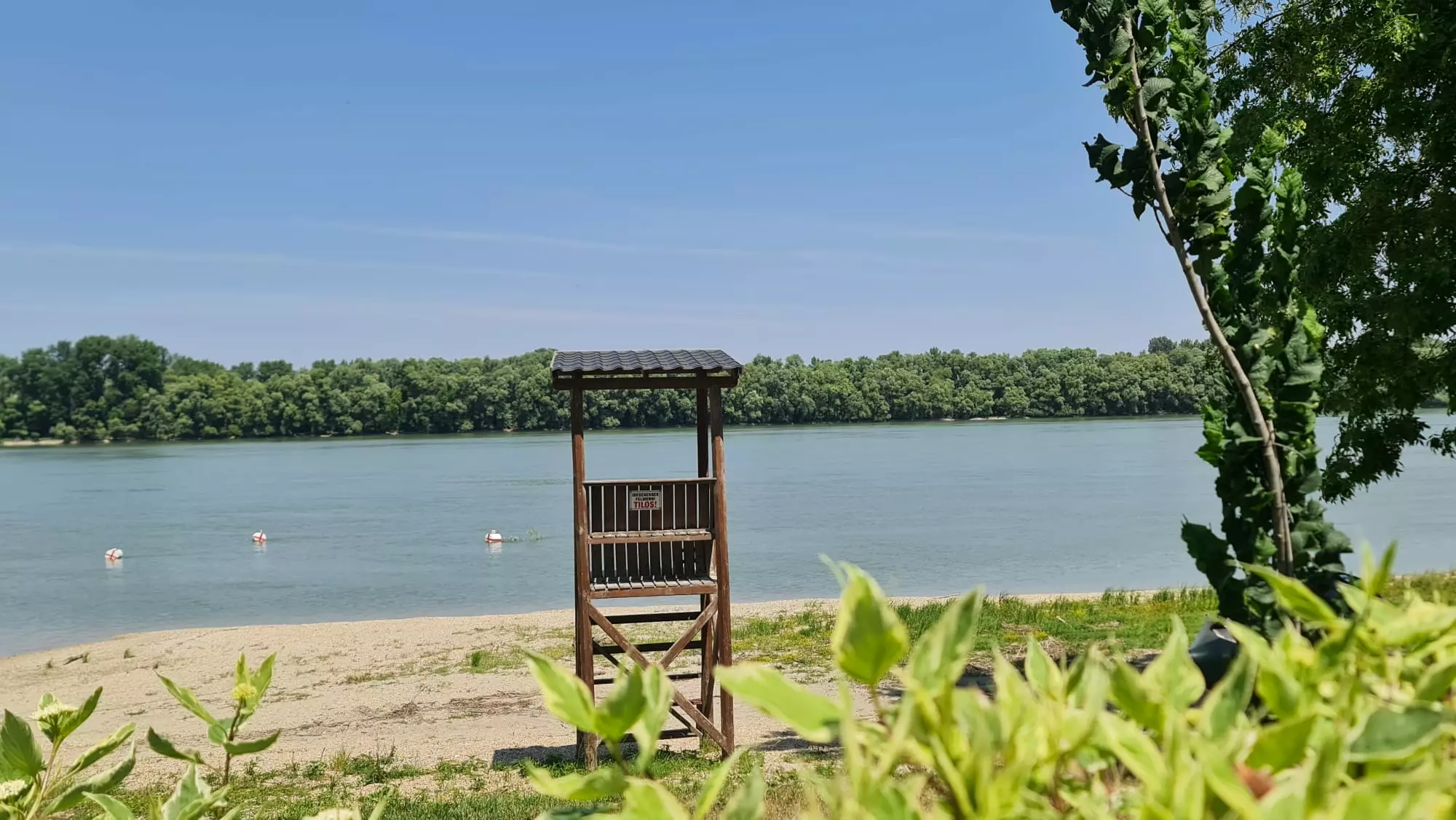 32 (public beach 30 m from the house)