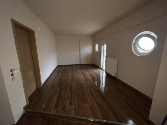 1-bedroom Flat In Aigaleo, Greece (150 M²)