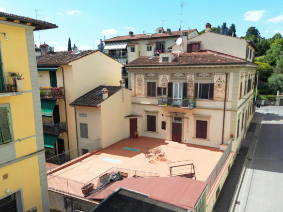 V519 Apartment With Expansive Terrace And Versatile Spaces In Florence