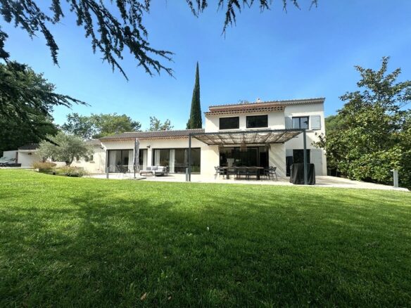 Villa Located Near Historical Center Of Aix En Provence