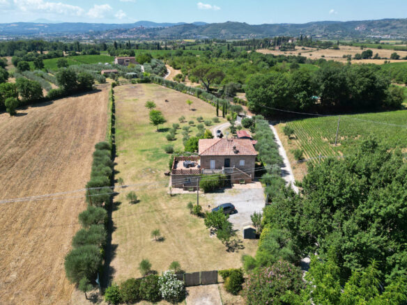 C1462 Villa With Garden Located In Lucignano Tuscany