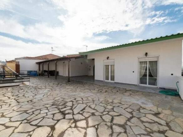 Building With 266 M² In Kavala Suburbs Available Now