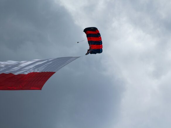 punainen, valkoinen ja sininen leija lentää taivaalla