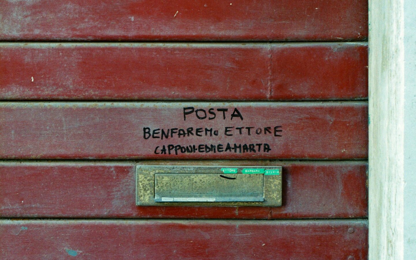 Red metal door with "posta" written
