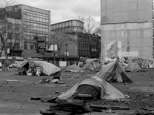 Svart-hvít ljósmynd af tjaldstæði fyrir heimilislausa