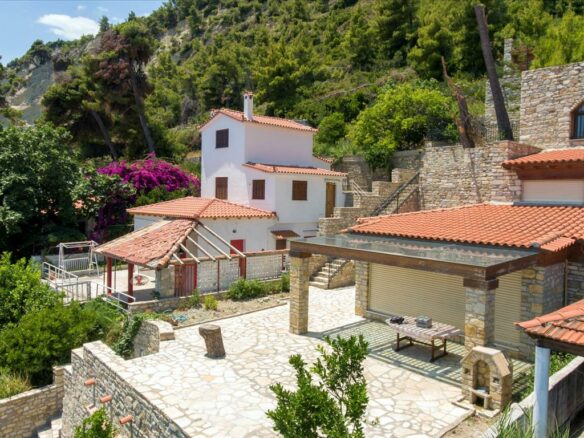 1-bedroom Detached House In Kimi, Greece (204 M²)