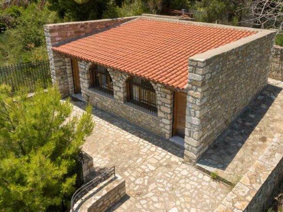 1-bedroom Detached House In Kimi, Greece (204 M²)