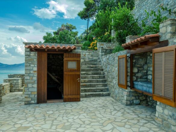 1-bedroom Detached House In Kimi, Greece (204 M²)