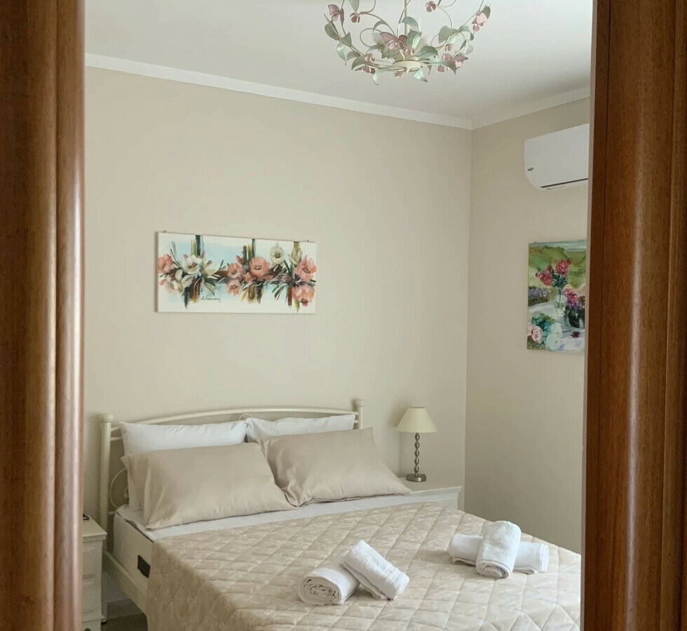 Flat With 3 Bedrooms In Attica Near Local Amenities