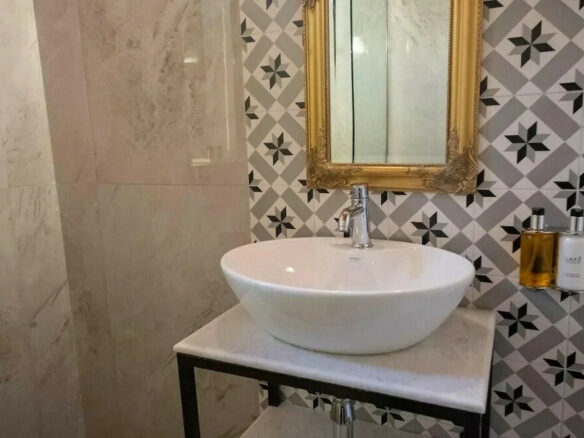 5-bedroom Building In Historic Center, Greece (265 M²)