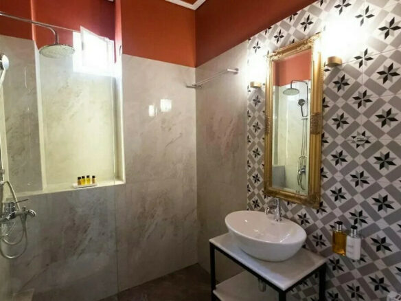 5-bedroom Building In Historic Center, Greece (265 M²)