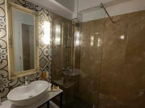 5-bedroom Building In Historic Center, Greece (265 M²)