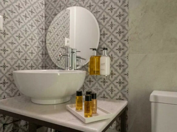5-bedroom Building In Historic Center, Greece (265 M²)