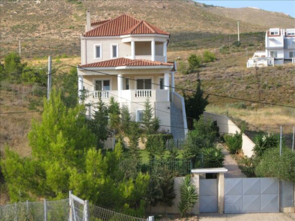 Detached House In Attica With 165 M² Area And Land Features