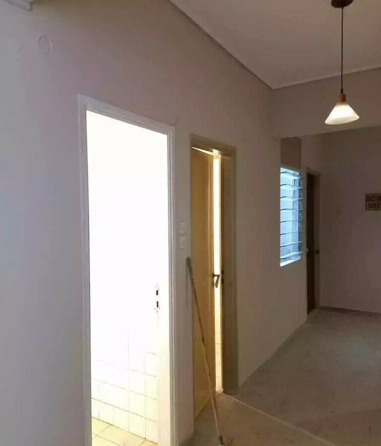 161 M² Commercial Property In Athens With Strategic Location
