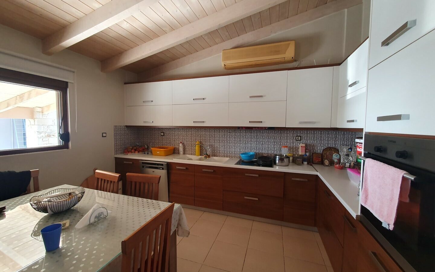 Business Opportunity 335 M² Space Available In Crete