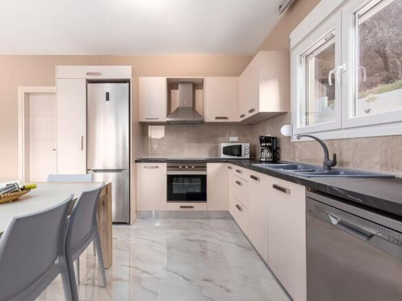 Villa With Pool In Corfu Featuring 152 M² Of Space