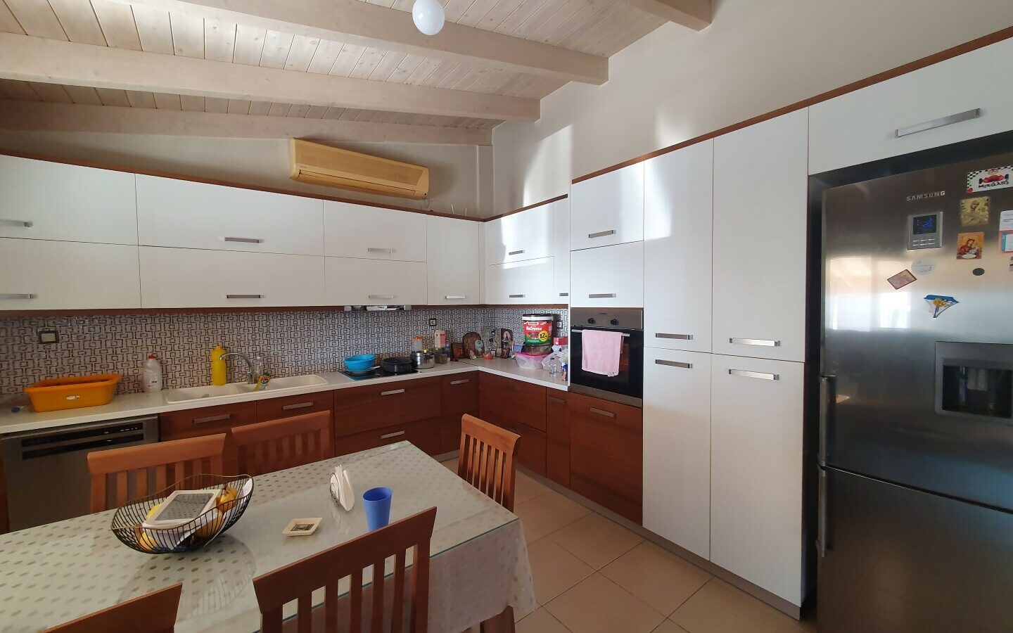 Business Opportunity 335 M² Space Available In Crete