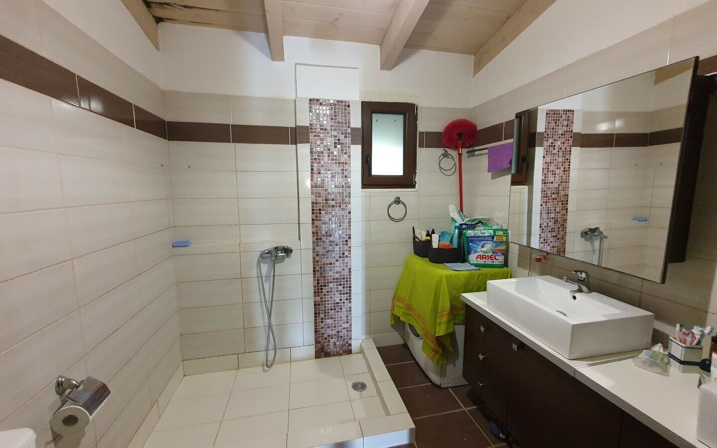Business Opportunity 335 M² Space Available In Crete