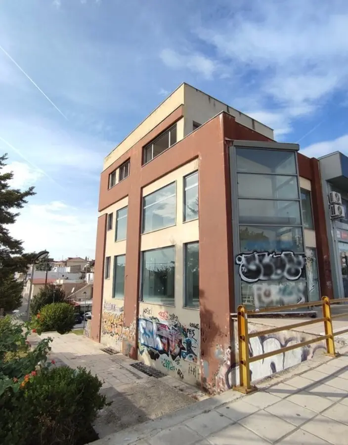 Building With 275 M² Area Located In Thessaloniki