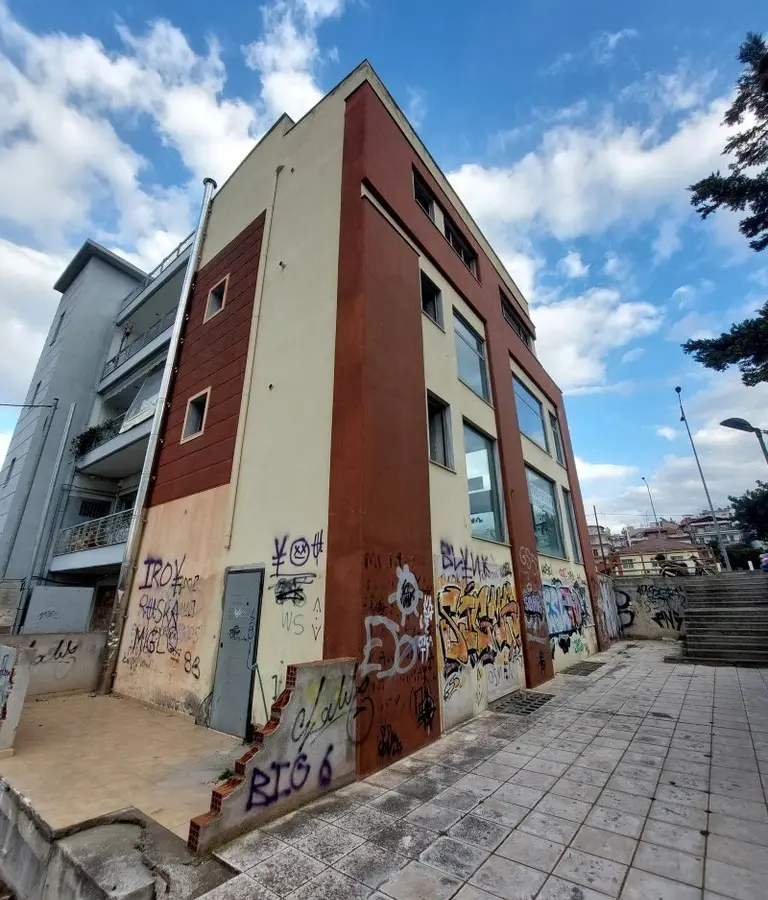 Building With 275 M² Area Located In Thessaloniki