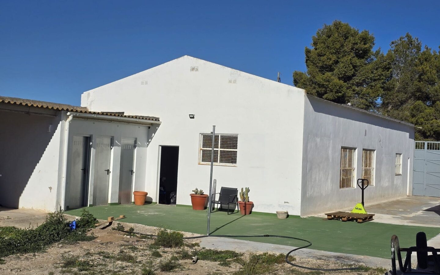 Commercial In Sax, Spain (594 M²)