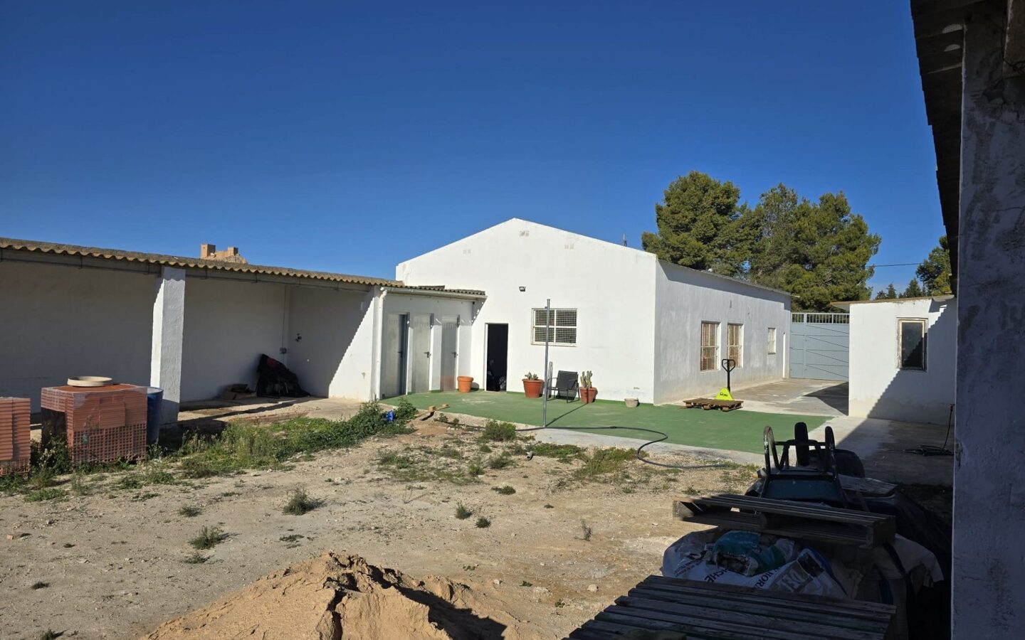 Commercial In Sax, Spain (594 M²)