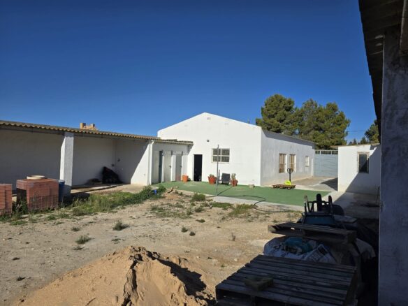 Commercial In Sax, Spain (594 M²)