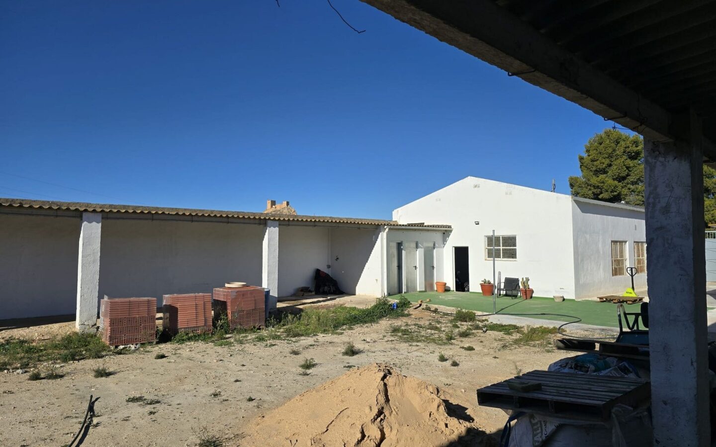 Commercial In Sax, Spain (594 M²)