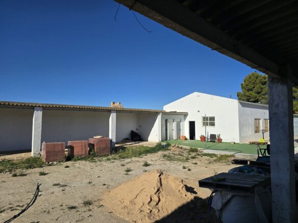Commercial In Sax, Spain (594 M²)