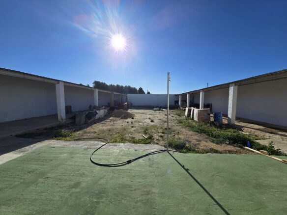 Commercial In Sax, Spain (594 M²)
