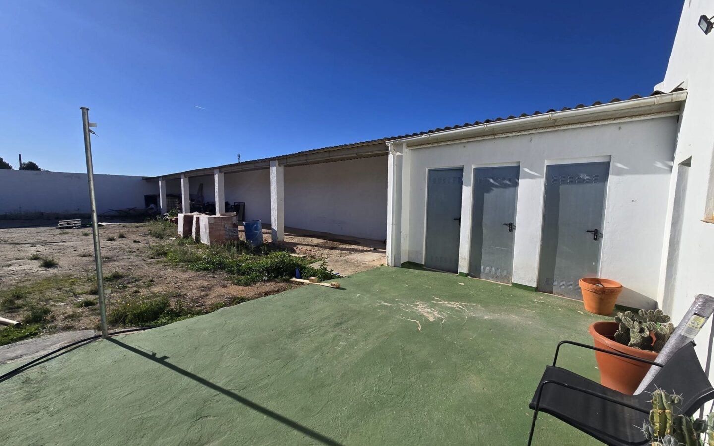 Commercial In Sax, Spain (594 M²)