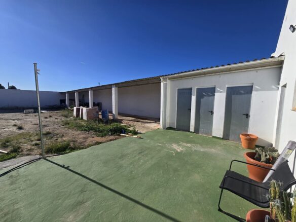 Commercial In Sax, Spain (594 M²)