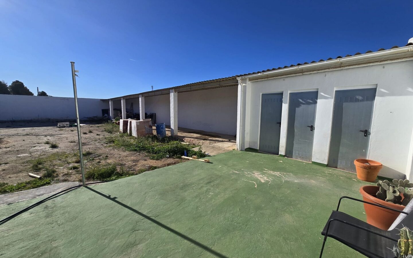 Commercial In Sax, Spain (594 M²)
