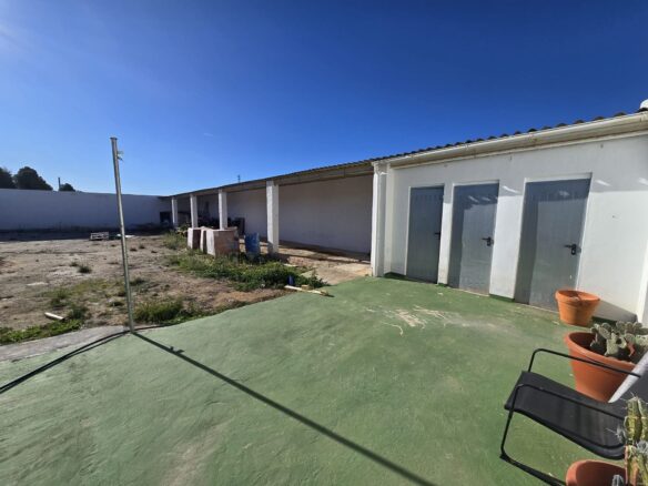 Commercial In Sax, Spain (594 M²)