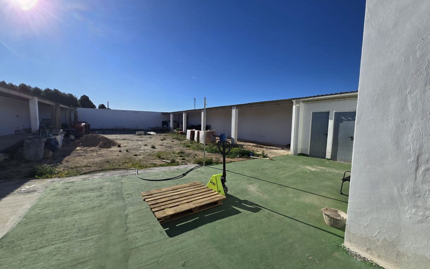 Commercial In Sax, Spain (594 M²)