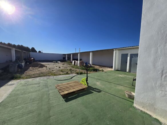 Commercial In Sax, Spain (594 M²)