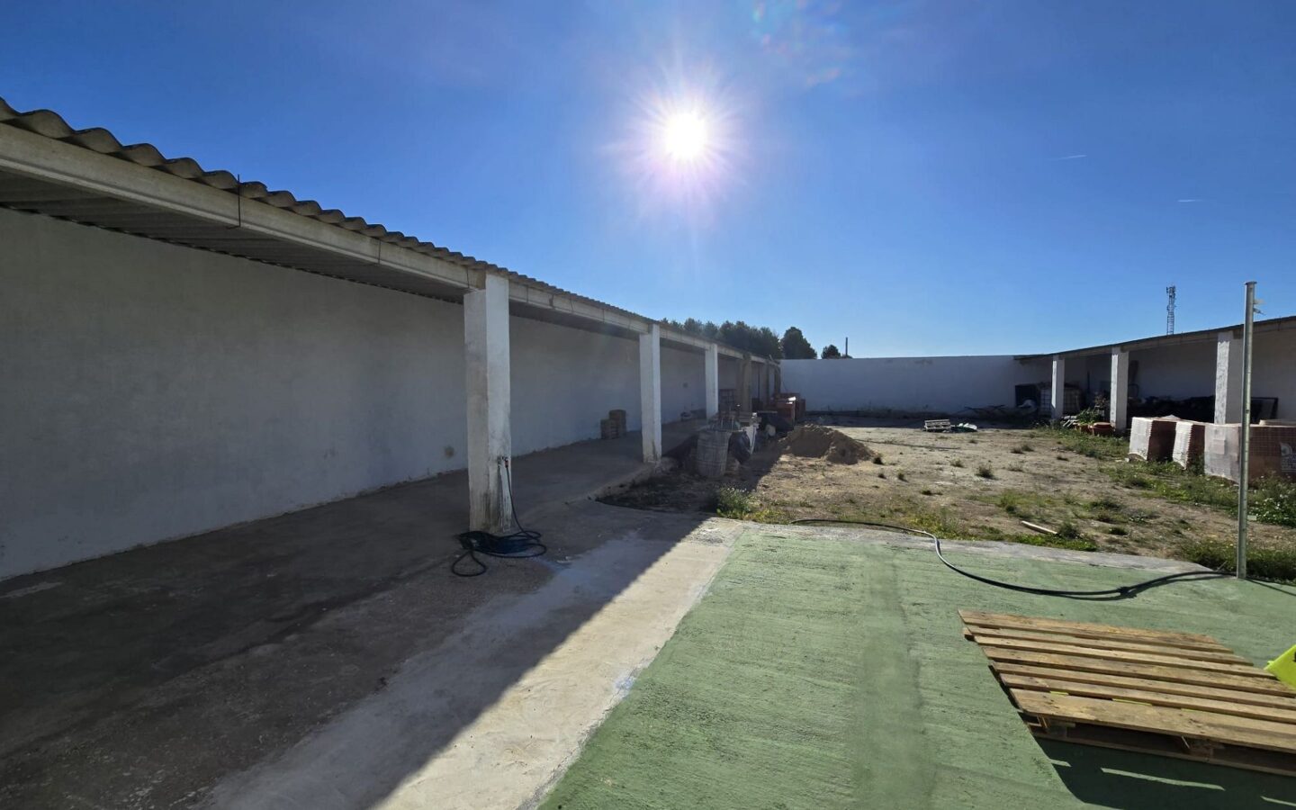 Commercial In Sax, Spain (594 M²)