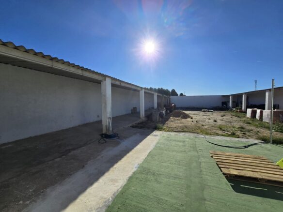 Commercial In Sax, Spain (594 M²)