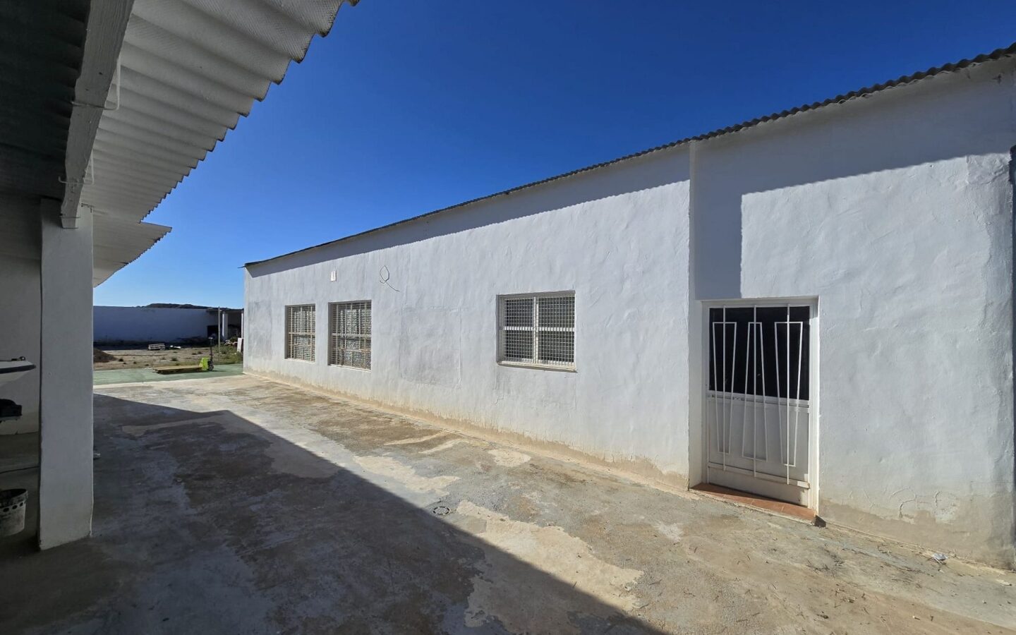 Commercial In Sax, Spain (594 M²)