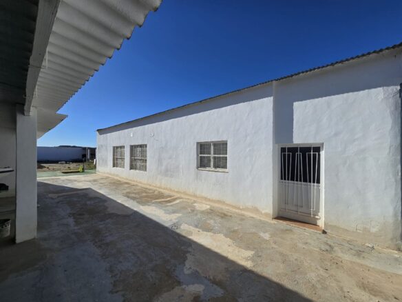 Commercial In Sax, Spain (594 M²)