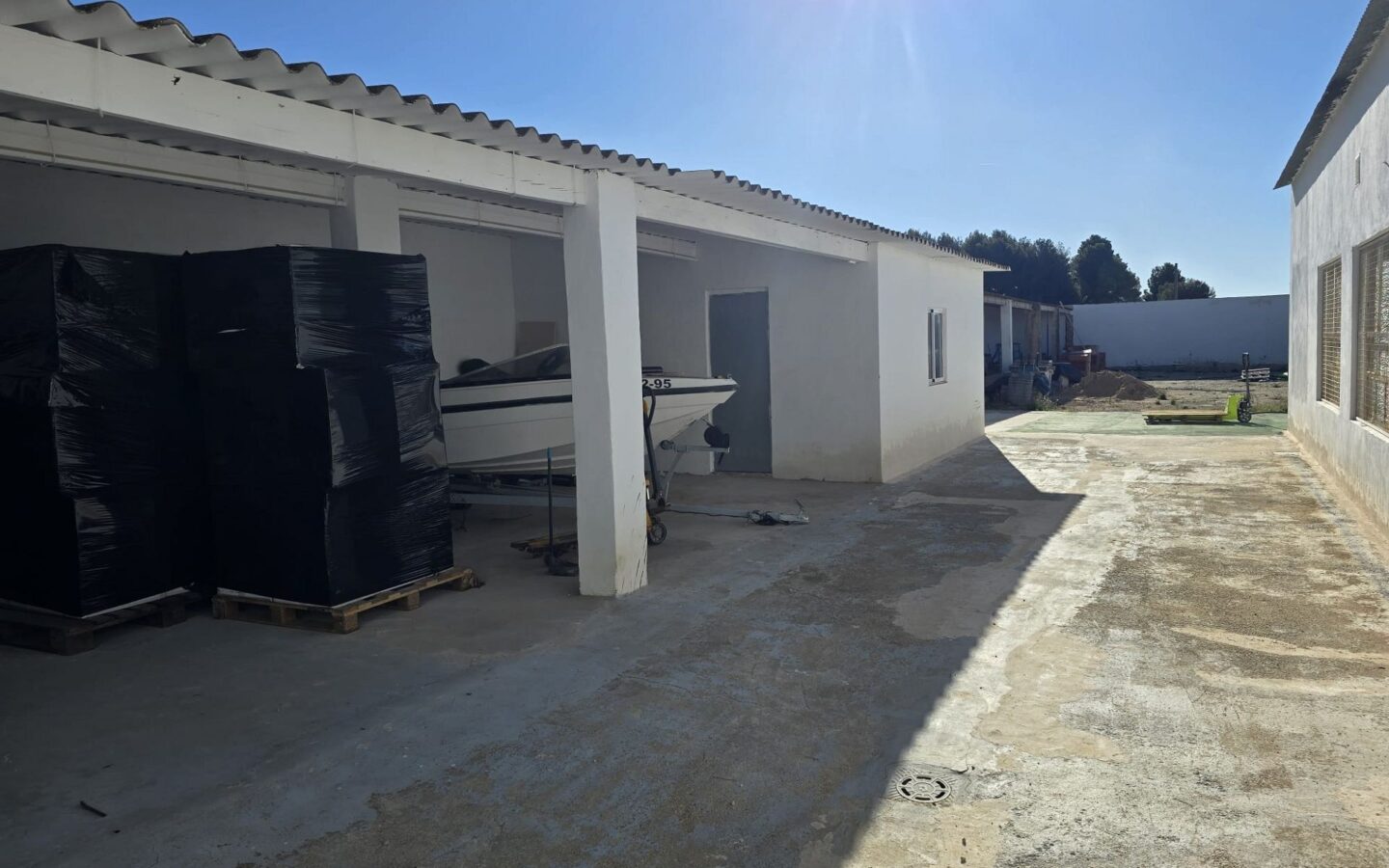 Commercial In Sax, Spain (594 M²)